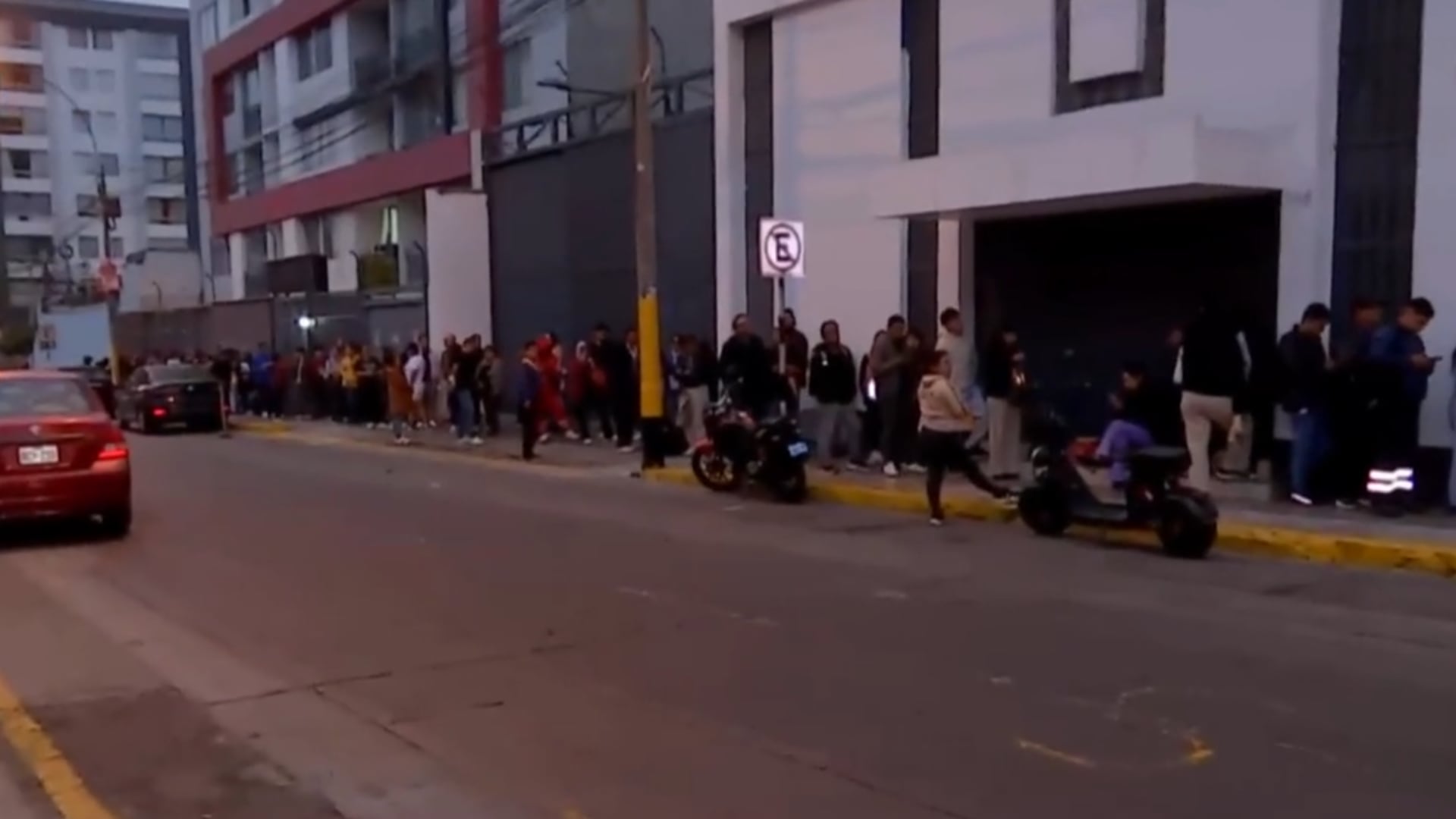 Caos en Migraciones: largas filas desde madrugada por nuevo trámite de pasaporte