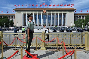 Un policía paramilitar chino monta