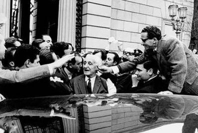 El presidente Illia, al abandonar la Casa Rosada, el 28 de junio de 1966
