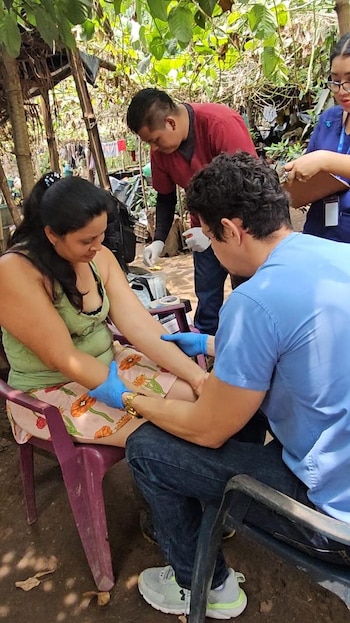 CENSALUD y el MINSAL impulsan nuevos métodos diagnósticos y estrategias familiares para detectar y tratar el Chagas congénito en El Salvador. (Foto cortesía CENSALUD)