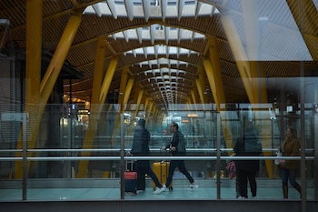 El Aeropuerto Adolfo Suárez-Madrid Barajas, en Madrid (España), recibe cada año a miles de migrantes que busca una nueva oportunidad en el país ibérico - crédito Jesús Hellín - Europa Press