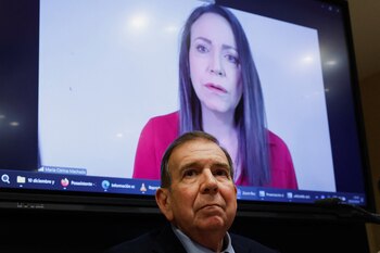 El ex candidato presidencial de Venezuela, quien se encuentra exiliado temporalmente en España, Edmundo González, escucha a la líder opositora venezolana María Corina Machado, quien habla por videoconferencia desde Venezuela, en Madrid, España, el 10 de diciembre de 2024. REUTERS/Juan Medina