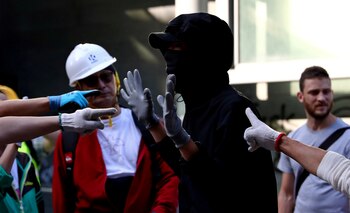 Un manifestante se cubre el