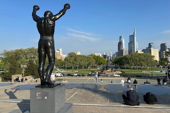 La estatua de Rocky se ubica en las afueras del Museo de Arte de Filadelfia, en donde se grabó la icónica escena de las escaleras - crédito AP