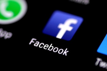Imagen de archivo del logo de la app de Facebook en la pantalla de un teléfono móvil. 3 ago 2017. REUTERS/Thomas White