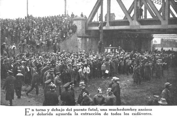 En los alrededores del puente se congregaron familiares de las víctimas y curiosos. Foto Revista Caras y Caretas.