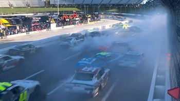 El impactante choque en cadena por el error de un piloto que involucró a 20 automóviles en el NASCAR: “Lo siento”