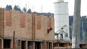 Constructores aseguran que proyectos de vivienda y empleaos del sector en Colombia están en riesgo