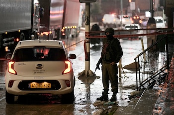 Un soldado israelí patrulla en