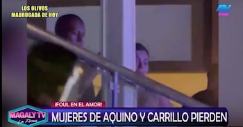 Captura de pantalla de un programa de televisión mostrando a dos personas, una de ellas identificada como Pedro Aquino, bailando detrás de una barandilla, con gráficos de noticias