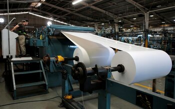 FOTO DE ARCHIVO: Un trabajador