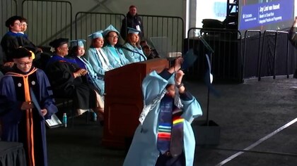 Estudiantes de Columbia rompieron diplomas durante la ceremonia de graduación en protesta por la guerra en Gaza