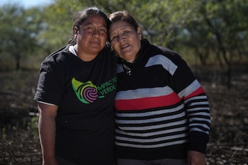 A la par. Mara y Gregoria se apoyan desde una mirada intergeneracional sobre Vinalito. Saben que para prosperar tienen que encontrar un modelo de empleo ligado a la tierra con sabiduría frente a la crisis ambiental que golpea a los cultivos del monte