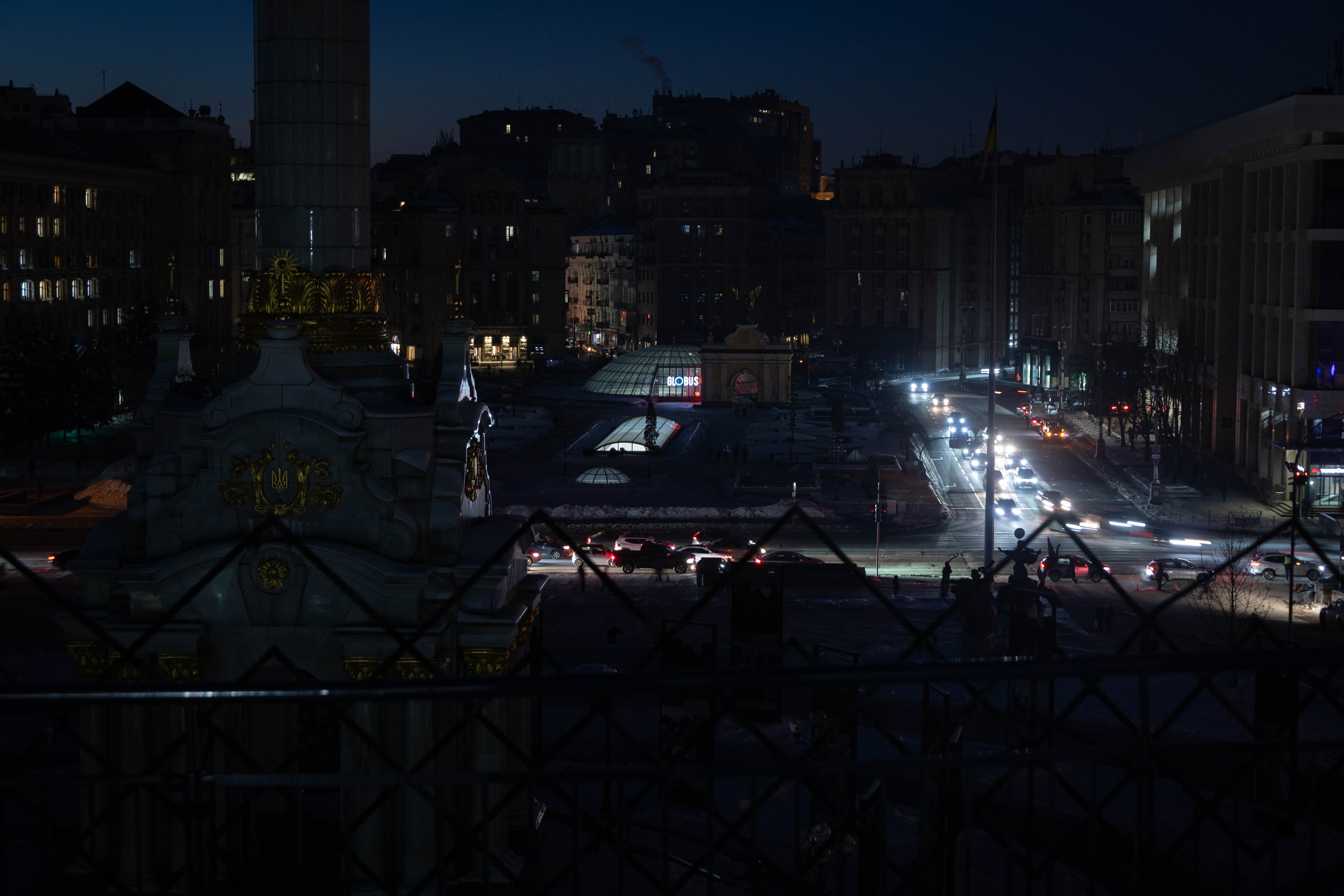 Kiev durante uno de los apagones del invierno. Miles de cuentas falsas inundaron las redes sociales culpando al gobierno ucraniano de los cortes, en una operación de desinformación que analistas llamaron