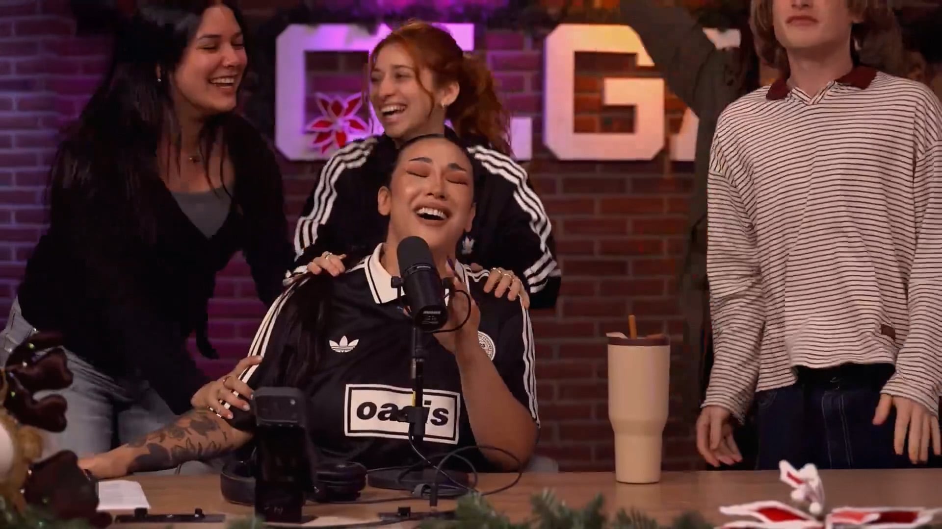 La emoción de los colegas del Evelyn al escuchar la confirmación en vivo (Captura de video)