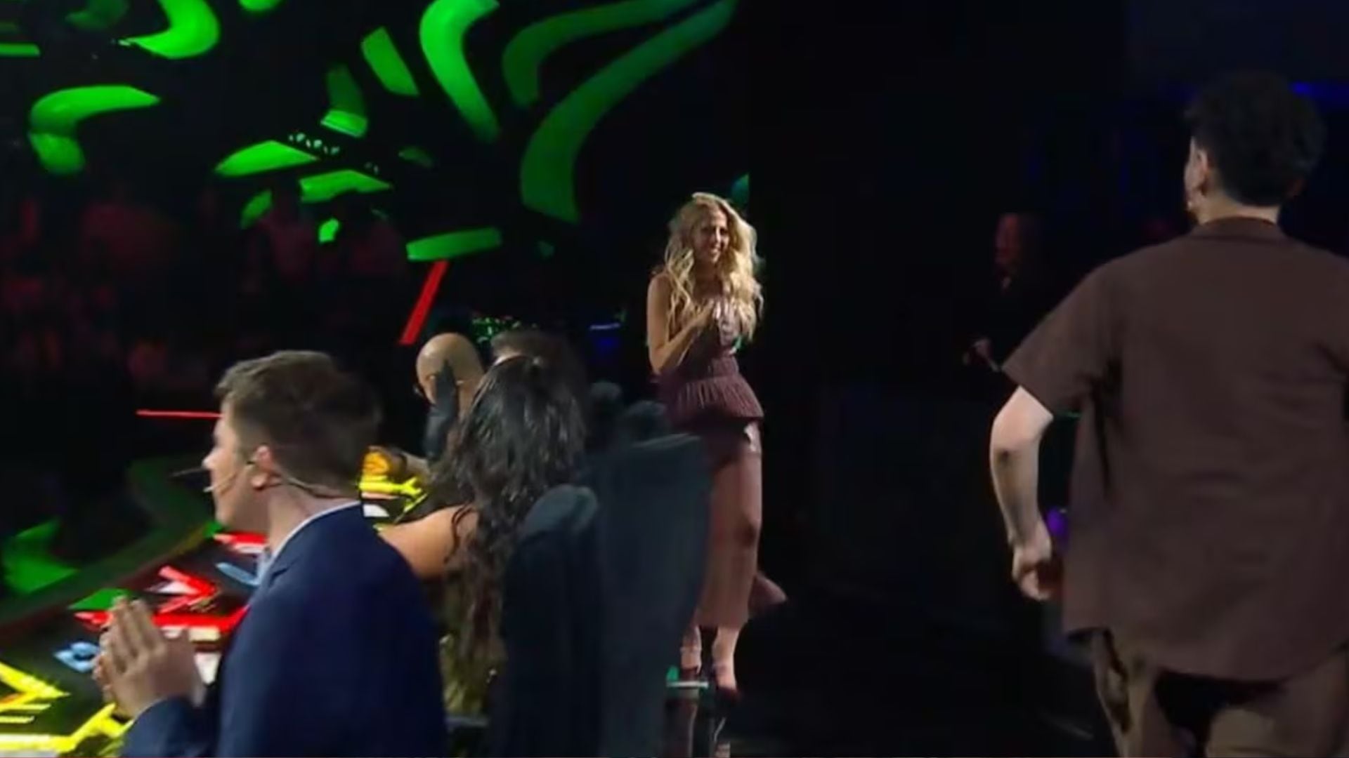 El momento en que Simons tuvo un problema con uno de sus tacon es (Captura de video)