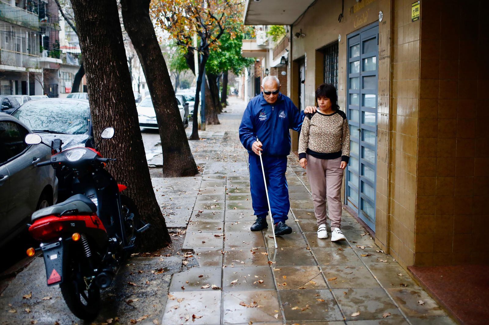 Marcelo caminando por las calles de Floresta, barrio en el que vive actualmente, junto a su cuidadora, Gladys Quispe