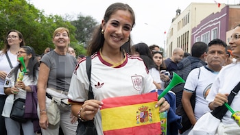 Final del Mundial 2026 en Lima: Hinchas peruanos y extranjeros con la camiseta de España y Argentina