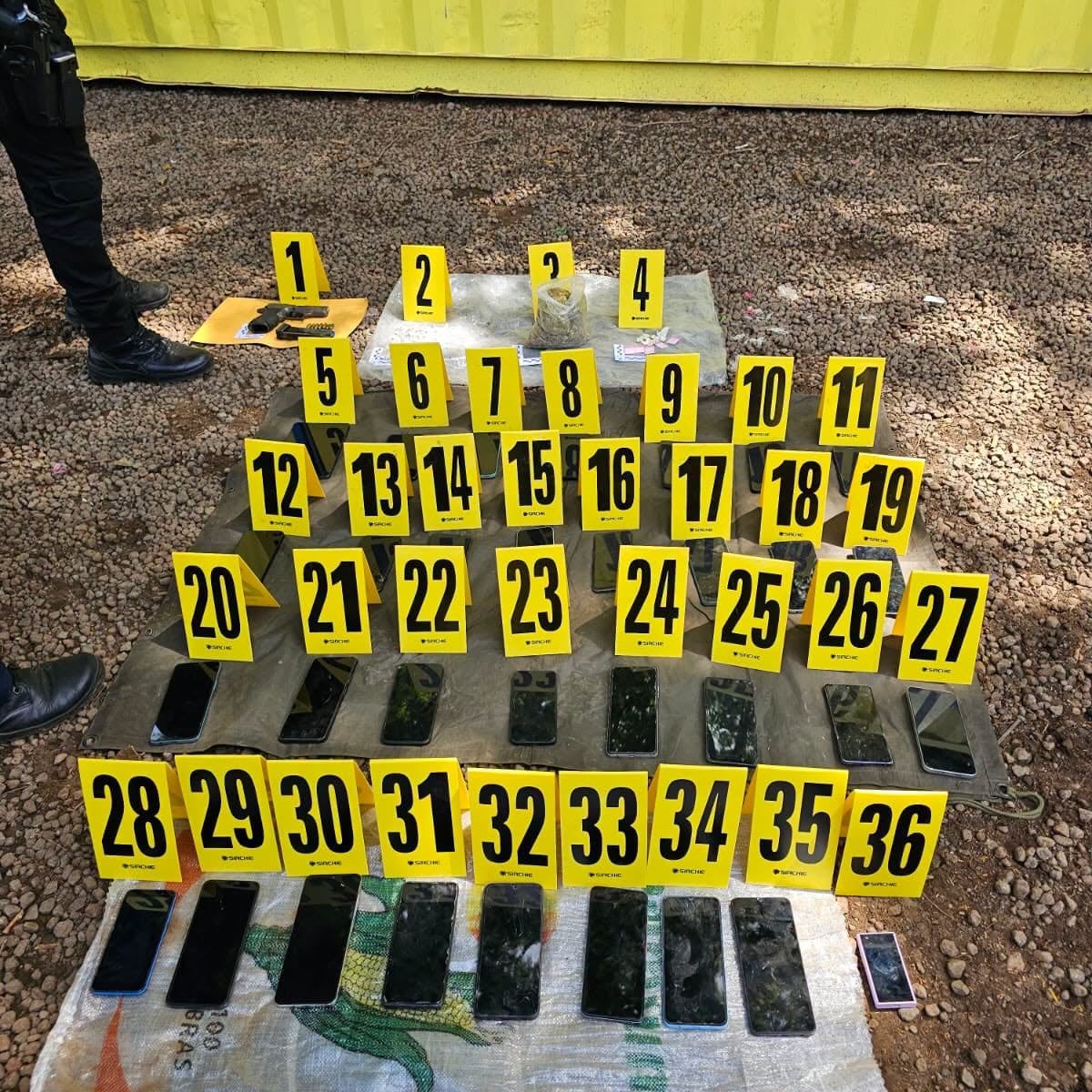 Una requisa en la cárcel Renovación I de Escuintla dejó el decomiso de una pistola, municiones, drogas y 34 celulares. (Ejército de Guatemala)
