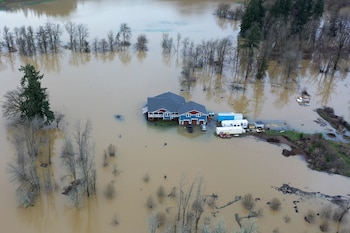 Inundaciones tras intensas lluvias en Centralia, el 7 de enero de 2022 (REUTERS/Drone Base)