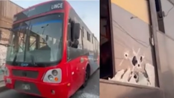 Un autobús rojo de transporte urbano junto a un acercamiento de una ventanilla con orificios y el cristal roto por proyectiles