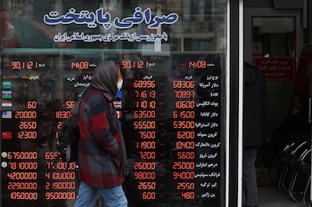 La gente pasa junto a