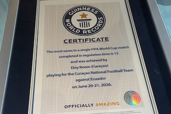 Un certificado enmarcado de Guinness World Records a nombre de Eloy Room con texto en inglés y un sello holográfico en la esquina inferior