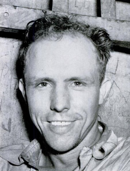 Enviado a trabajar al taller de carpintería, Hamilton se dio cuenta de que el edificio tenía forma de “L”, lo cual impedía que los guardias pudieran ver a todos los presos al mismo tiempo