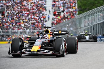 Verstappen duranta la carrera del