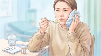 Persona con mejilla inflamada, aplica bolsa de hielo, come puré con cuchara. Sobre una mesa hay un vaso de agua, botella de medicamentos y texto "POST-OP CARE".