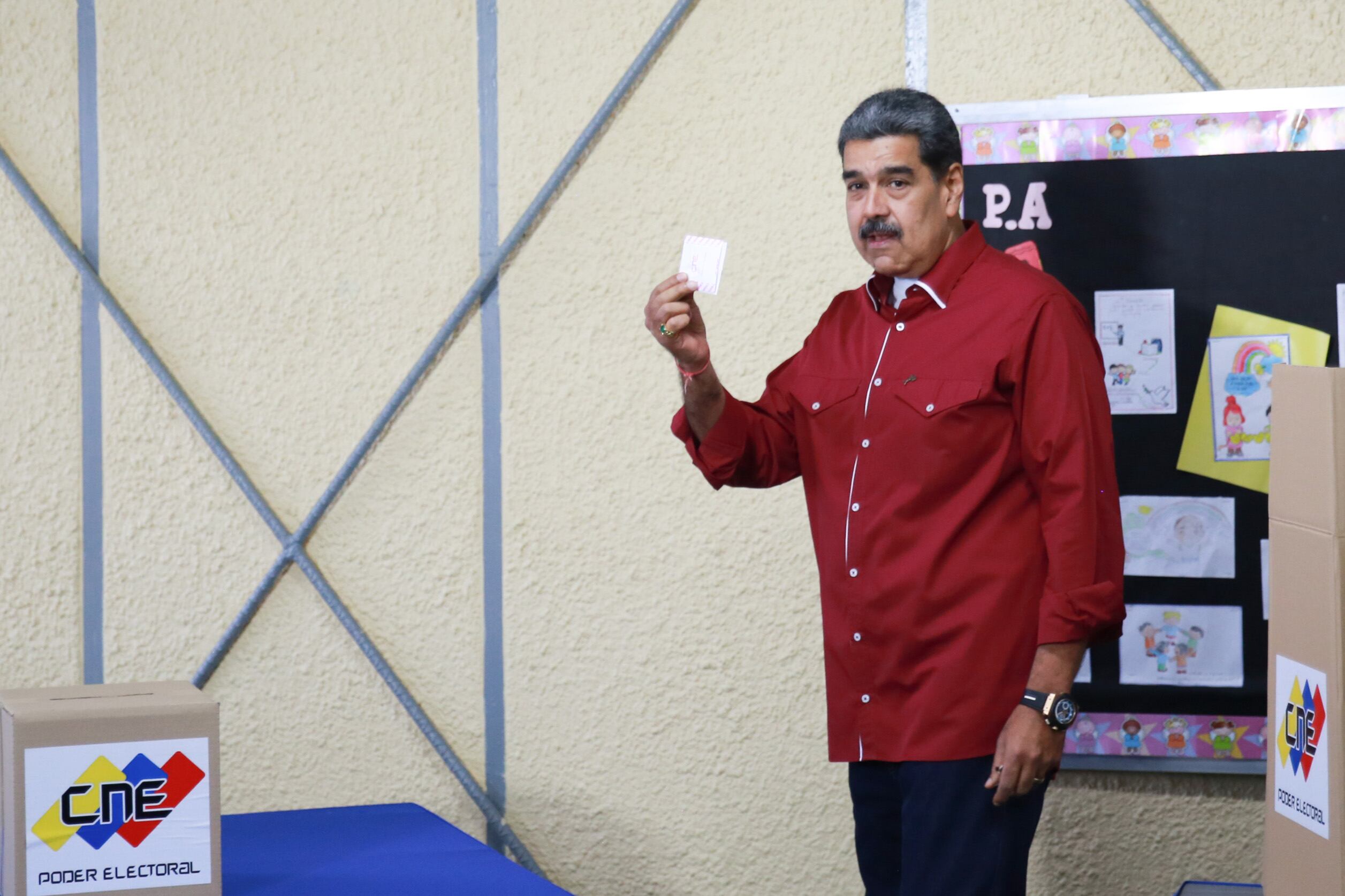 Fotografía cedida por prensa del Palacio de Miraflores de Nicolás Maduro votando en las elecciones a gobernadores y diputados de la Asamblea Nacional en Caracas (EFE/Prensa Palacio de Miraflores)
