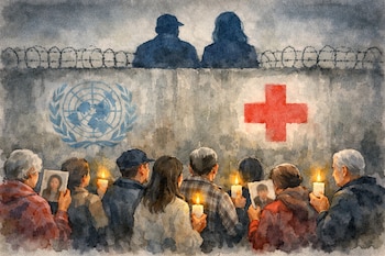 Ilustración de acuarela: Grupo de personas de espaldas con velas y retratos frente a un muro gris con alambre de púas. Arriba, siluetas de dos figuras; en el muro, logos de ONU y Cruz Roja.