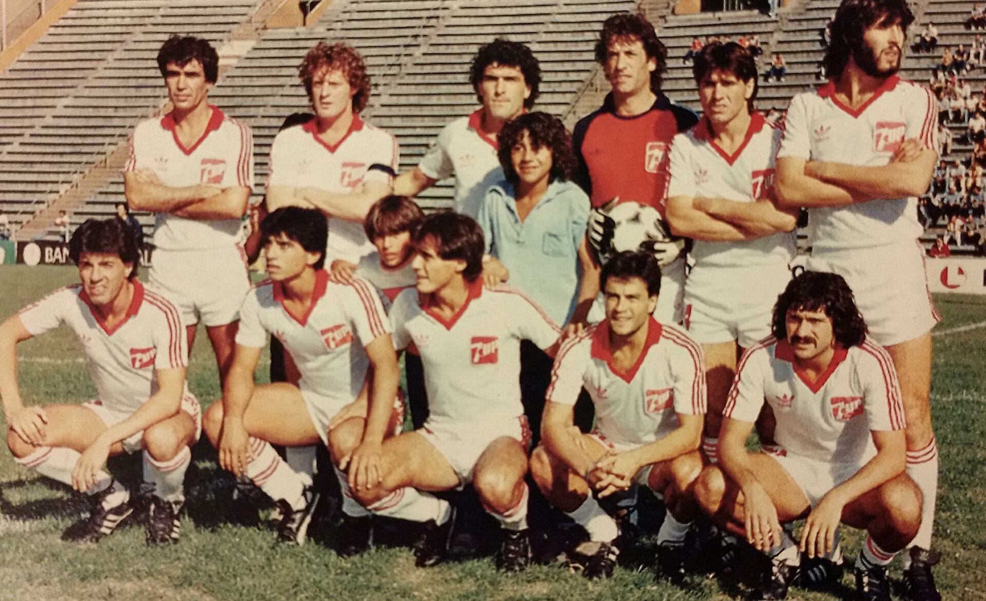 Equipo de Argentinos Juniors, campeón del torneo 1984. Parados: Jorge Olguín, Adrián Domenech, José Luis Pavoni, Enrique Vidallé, Carmelo Villalba, Sergio Batista. Abajo: José Castro, Mario Videla, Pedro Pasculli, Emilio Commisso, Carlos Ereros