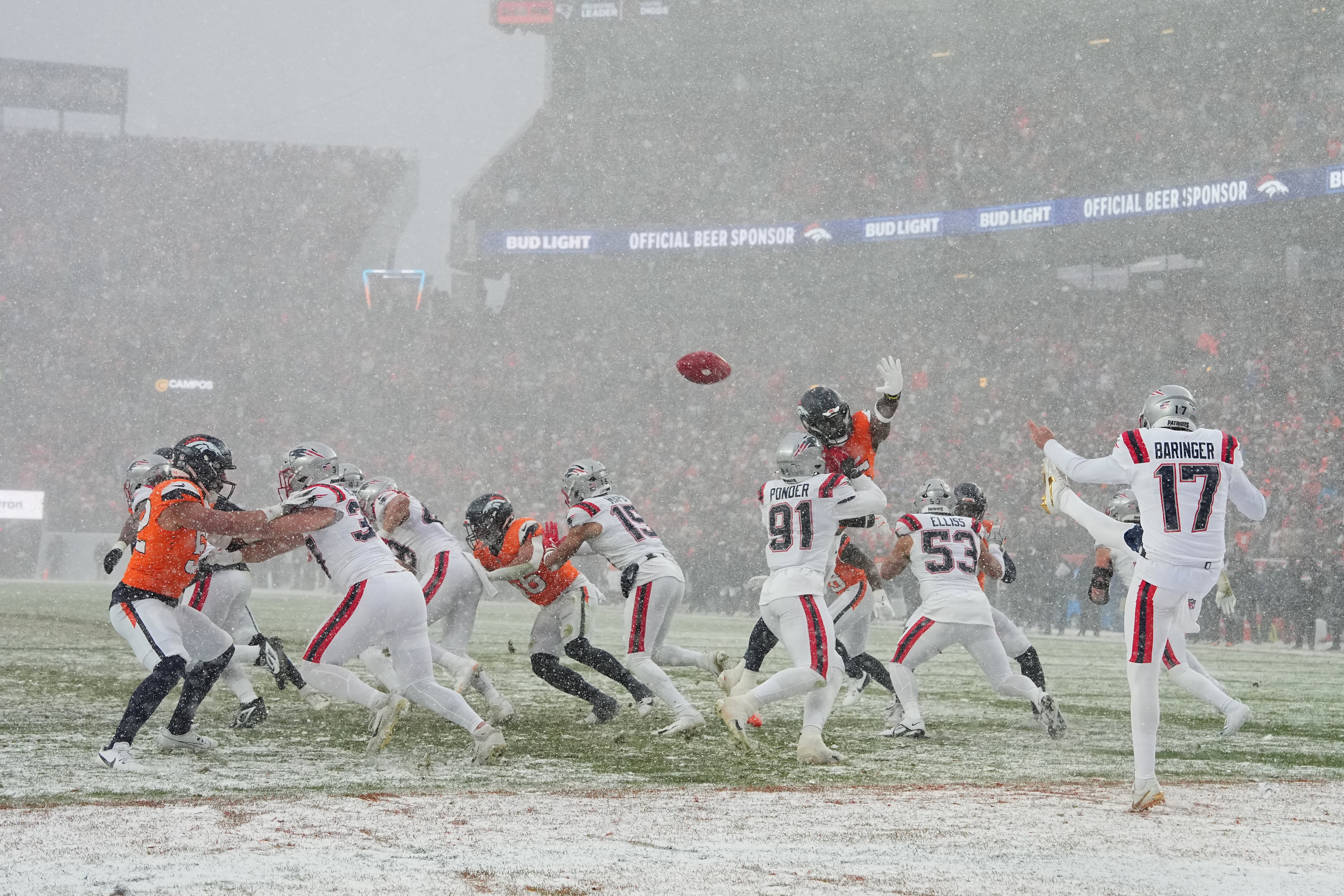 Bryce Baringer, pateador de New England Patriots, bajo la nevada de Denver (AP Photo/Garrett W. Ellwood)