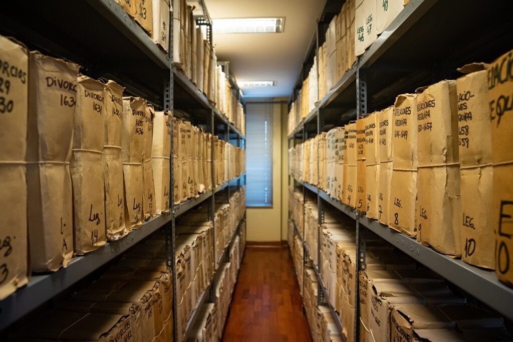 El Archivo Arzobispal de Lima conserva estanterías con legajos y documentos históricos que serán expuestos al público previo a la visita papal a Perú. (Foto: Arzobispado de Lima)