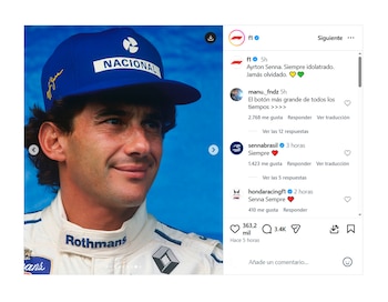 Retrato de Ayrton Senna sonriendo, con una gorra azul con la palabra "NACIONAL" y un traje de carreras blanco con el logo de "Rothmans"