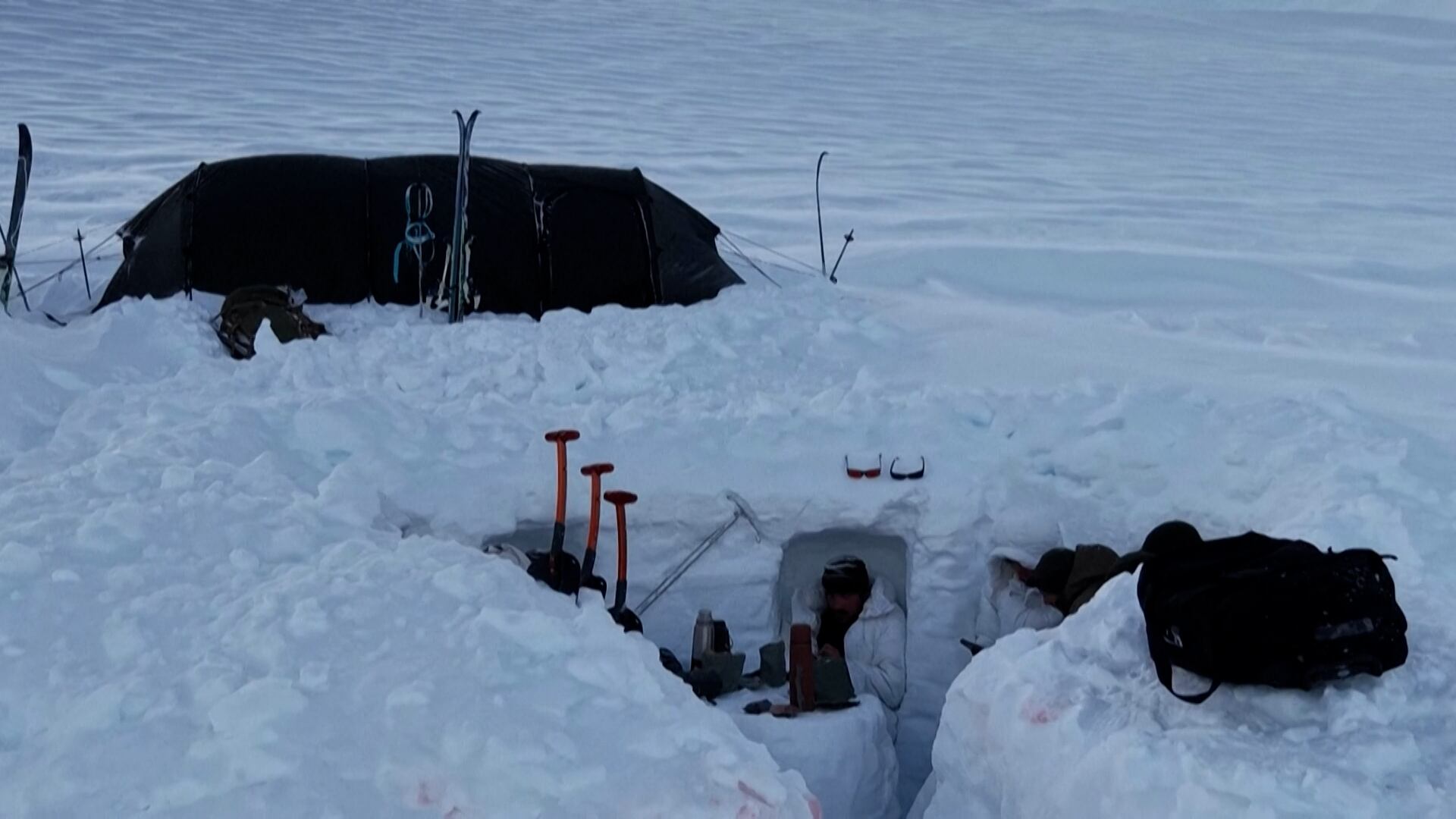 Miembros de la patrulla Sirius durante una misión en Groenlandia. Solo cinco o seis personas son aceptadas cada año tras rigurosas pruebas. (AFP)