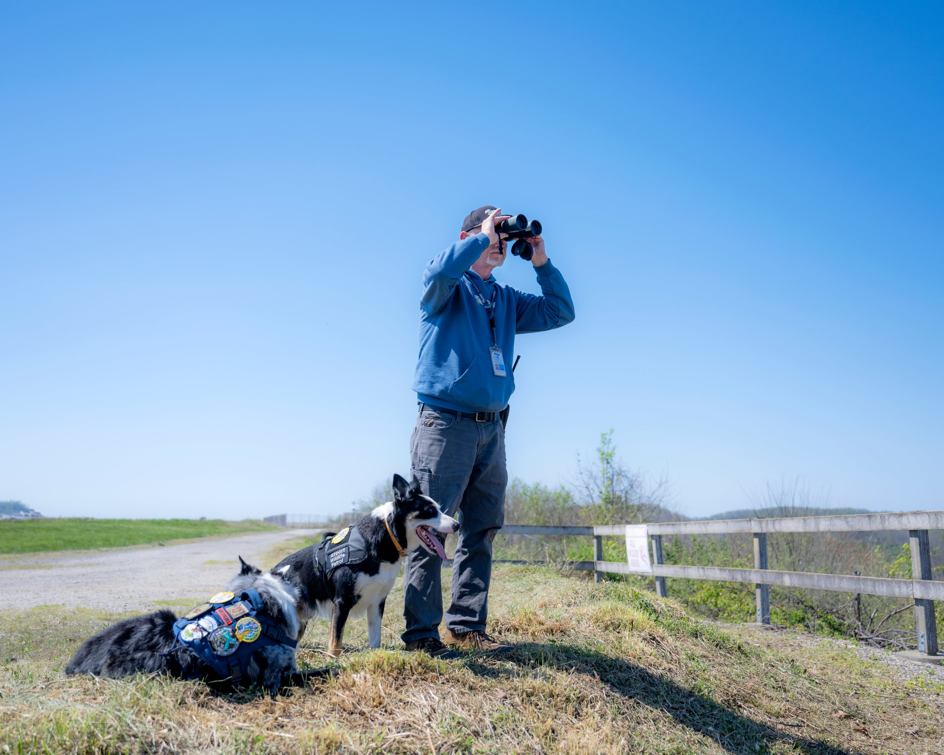 Hércules (izquierda) y Ned esperan una orden en CRW mientras Keyser inspecciona el perímetro de la propiedad (Rich-Joseph Facun/The Washington Post).