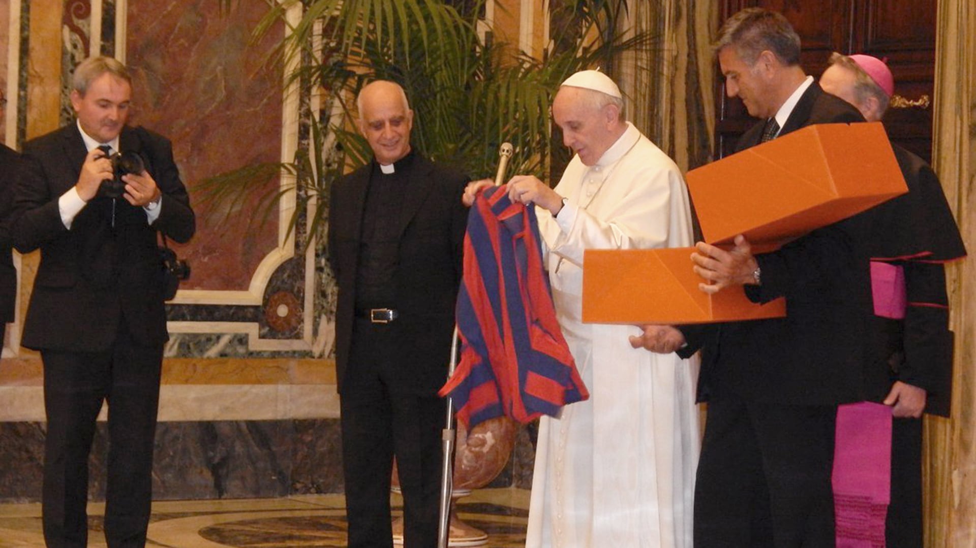 Papa Francisco en una imagen que compartió San Lorenzo con la camiseta del Cuervo de Boedo (@SanLorenzo)