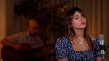 Condenaron a una cantante y a otros 7 artistas iraníes a 74 latigazos por un concierto