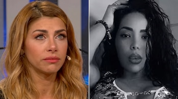 Una imagen partida muestra a una mujer rubia con micrófono al lado izquierdo y a una mujer de cabello oscuro, en blanco y negro, al lado derecho.