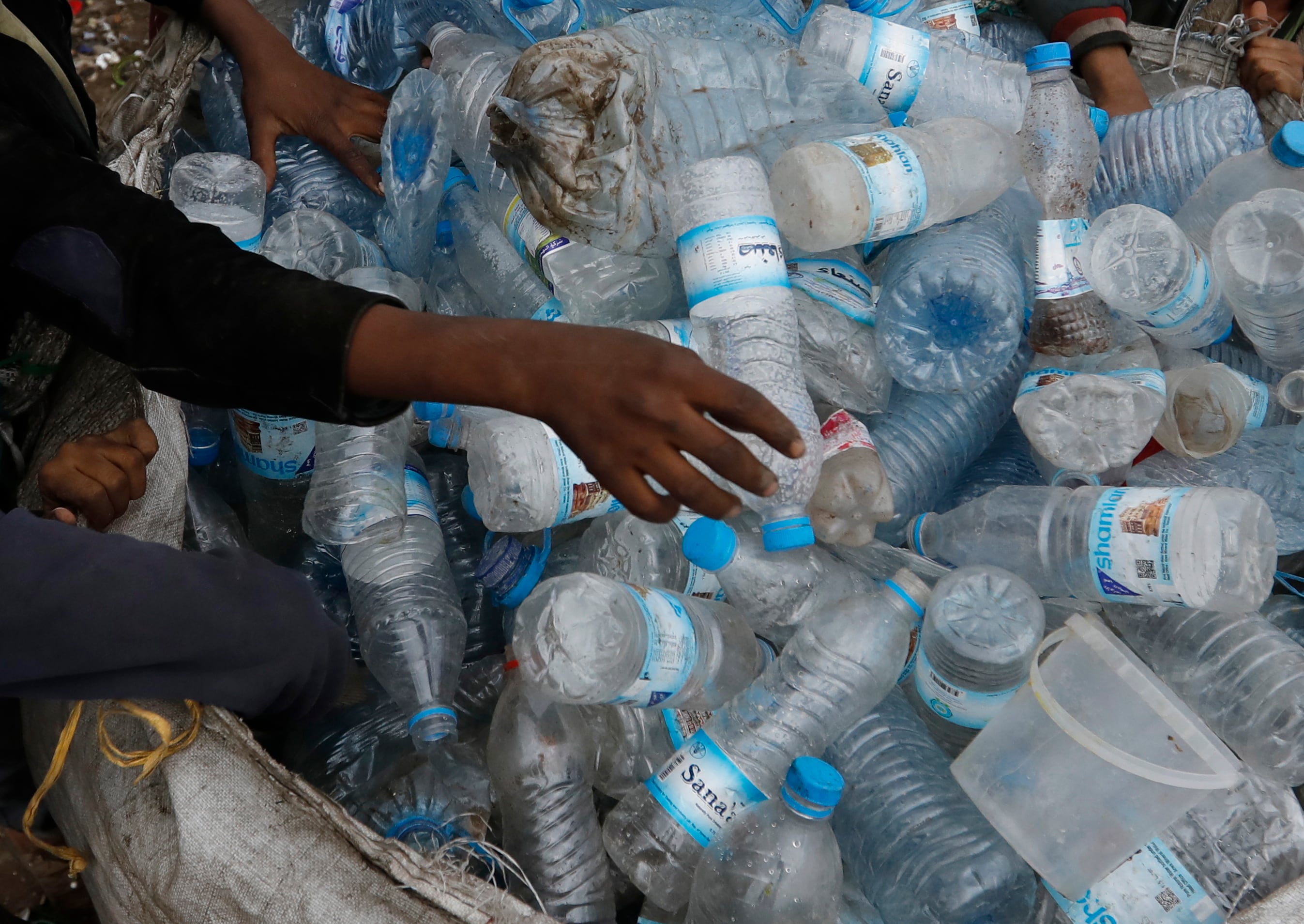 Botellas plásticas recicladas se convirtieron en parte de los 850 bloques usados para construir la vivienda de Cindy Mora en Alajuelita (EFE)
