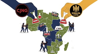 Ilustración de manos con logos de CJNG y Cártel de Sinaloa colocando matraces de metanfetamina sobre un mapa de África, con policías arrestando figuras.