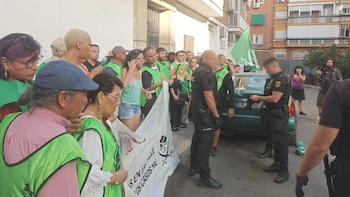 La familia de Adolfo afronta un cuarto intento de desahucio en Madrid sin ninguna alternativa: “En vivienda se legisla a base de parches”