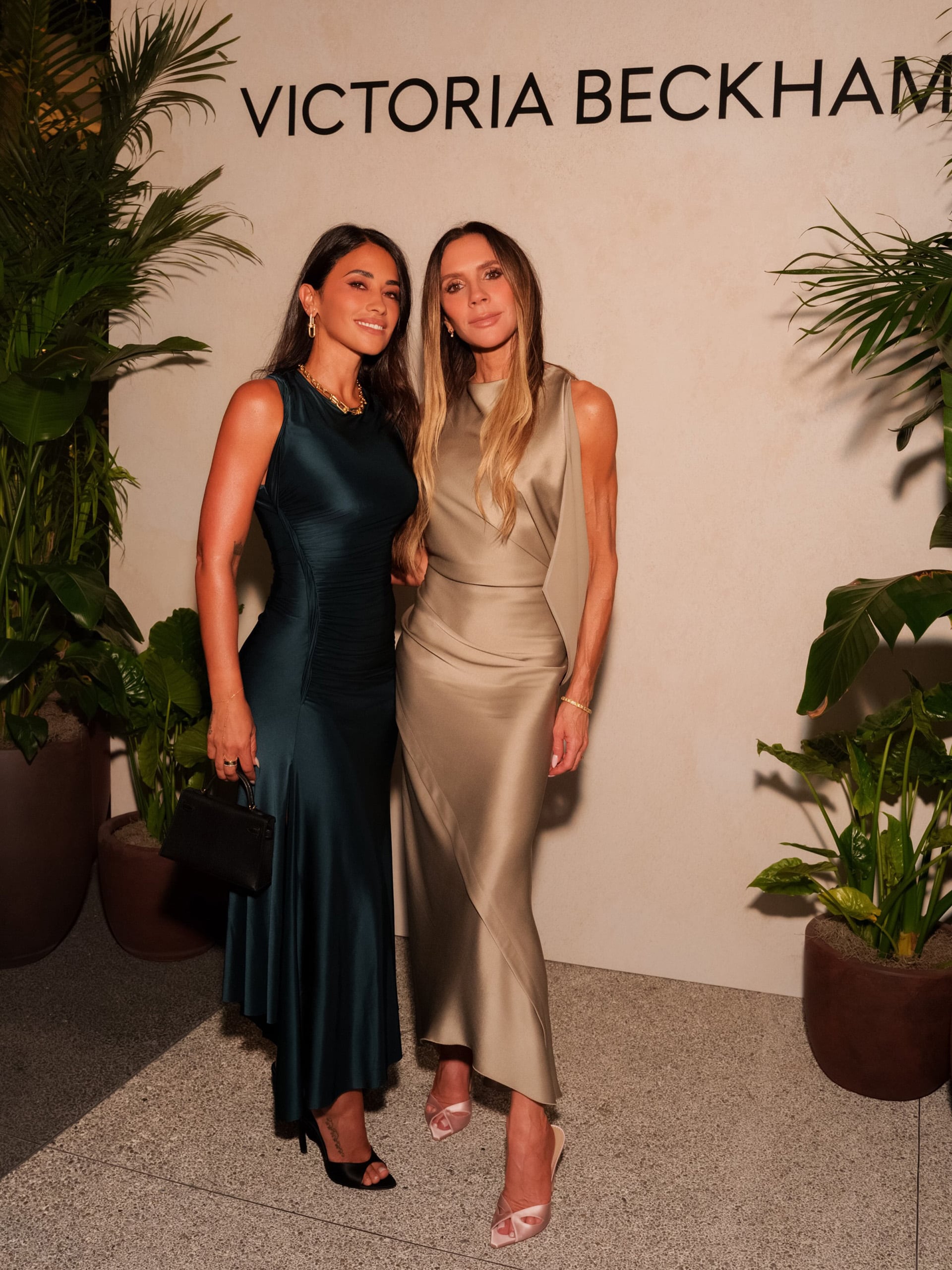 Antonela ROccuzzo junto a Victoria Beckham en la inauguración de su nuevo local