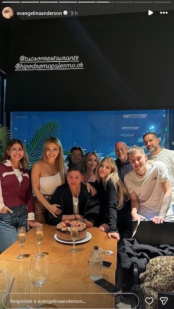 El festejo de cumpleaños de Bastián Demichelis comenzó la noche anterior con una cena organizada por su mamá, Evangelina Anderson (Instagram)