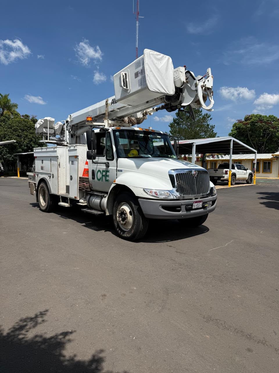 La Comisión Federal de Electricidad activa un plan de contingencia con grúas, plantas de emergencia y un helicóptero mientras el ciclón se fortalece frente a las costas del Pacífico mexicano