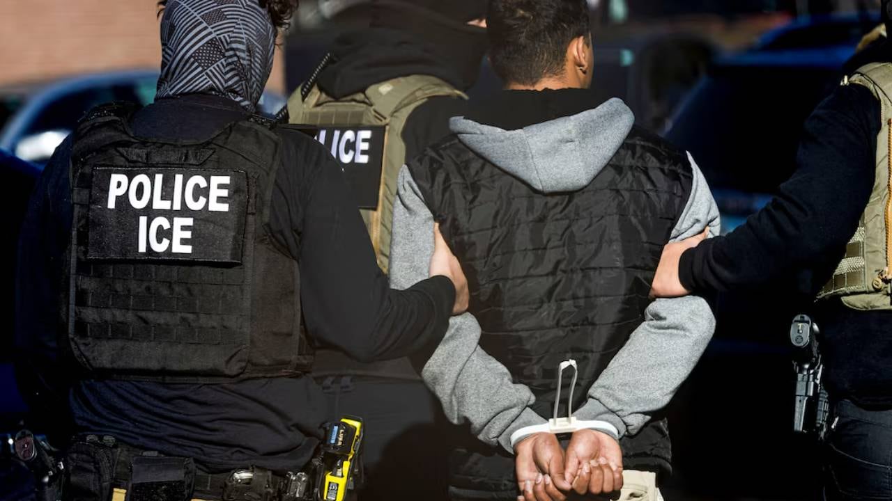 Agentes de ICE intensifican los controles migratorios en medio de la controversia nacional (Reuters)
