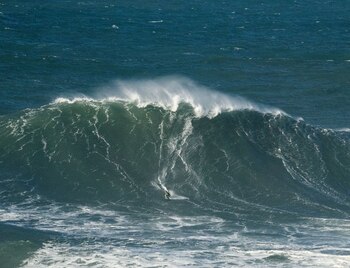 El skimboarder brasileño Lucas Fink intenta romper el récord mundial de la ola más grande surfeada en un skimboard en Praia do Norte en Nazare, Portugal, el 8 de diciembre de 2021. Foto tomada el 8 de diciembre de 2021. Victor Eleuterio / Folleto vía REUTERS. ESTA IMAGEN HA SIDO SUMINISTRADA POR UN TERCERO. CRÉDITO OBLIGATORIO.