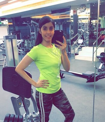 Manahel al-Otaibi frente a un